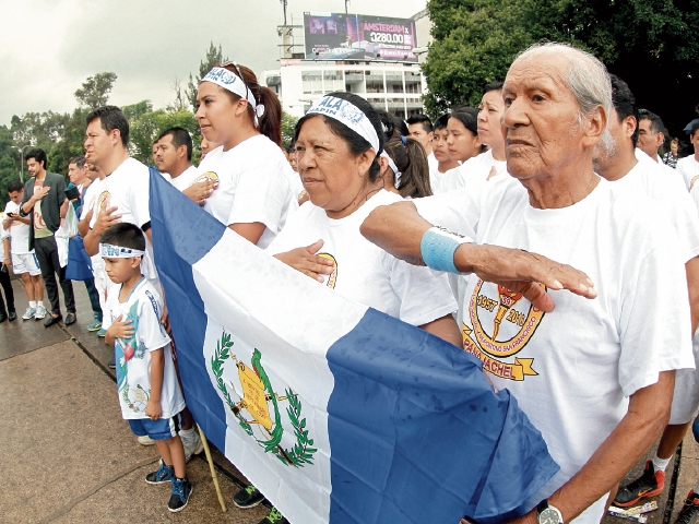 Luis Rufino Vásquez Figueroa participa en un acto cívico en El Obelisco, zona 10, junto al grupo que lo acompaña desde Panajachel, Sololá.