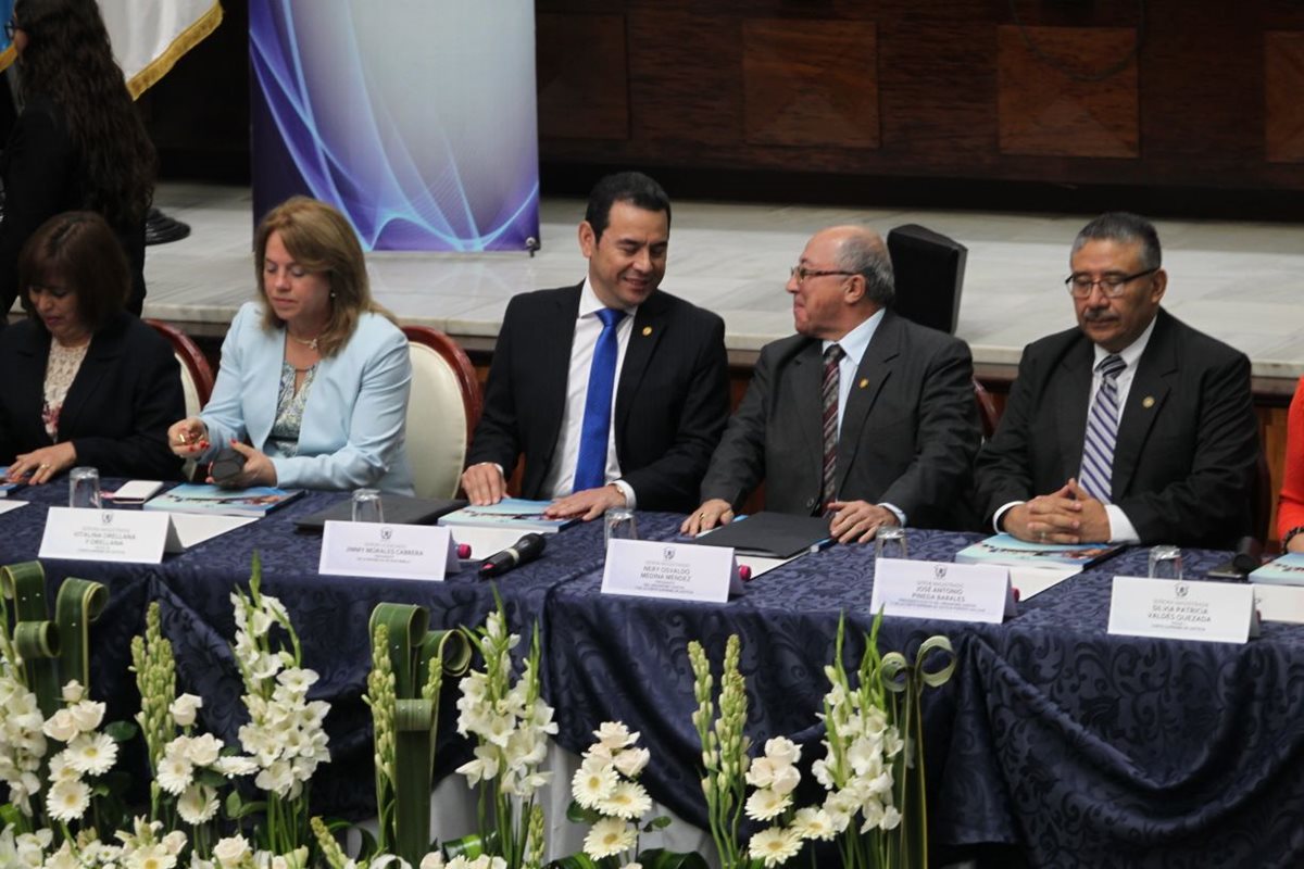 Medina presentó su informe de labores, actividad a la que asistió el presidente Jimmy Morales. (Foto Prensa Libre: Érick Ávila)
