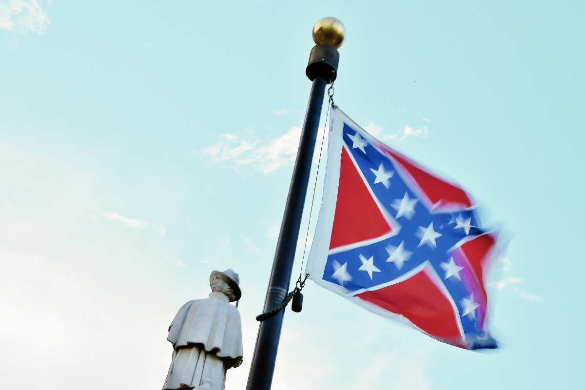 La bandera de los estados confederados del sur, (que rechazaron la abolición de la esclavitud en el siglo XIX y se rebelaron contra el gobierno) aún ondea en algunos edificios de Carolina del Sur, hasta hoy que la gobernadora ordenó que fuera retirada. (Foto Prensa Libre: AFP).