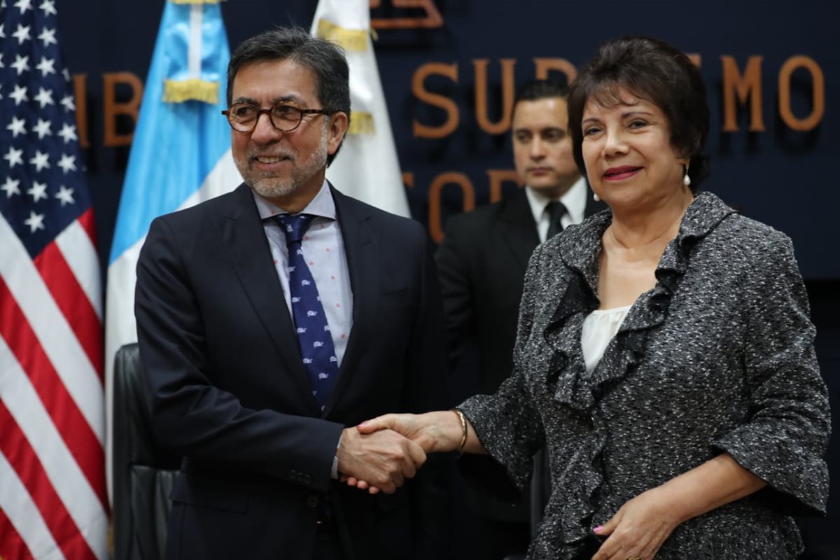 El embajador de EE. UU. en Guatemala, Luis Arreaga, firmó un convenio con autoridades del TSE para transparentar las elecciones. (Foto Prensa Libre: Érick Ávila)