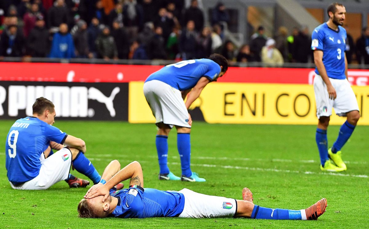 Jugadores de la selección de Italia se lamentan luego que concluye el duelo frente a Suecia. (Foto Prensa Libre: AFP)