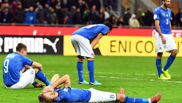 Jugadores de la selección de Italia se lamentan luego que concluye el duelo frente a Suecia. (Foto Prensa Libre: AFP)