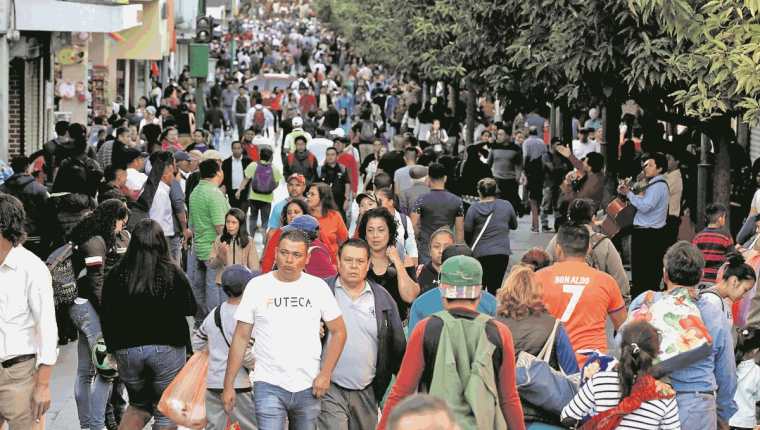 En aglomeraciones se recomienda no llevar billeteras en la bolsa trasera del pantalón, indica la PNC. (Foto Prensa Libre: Esbin García)
