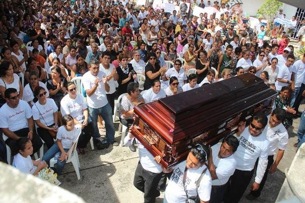 Periodistas de medios de comunicación de Mazatenango cargan el ataúd con los restos del comunicador Carlos Alberto Orellana. (Foto Prensa Libre: Danilo López).