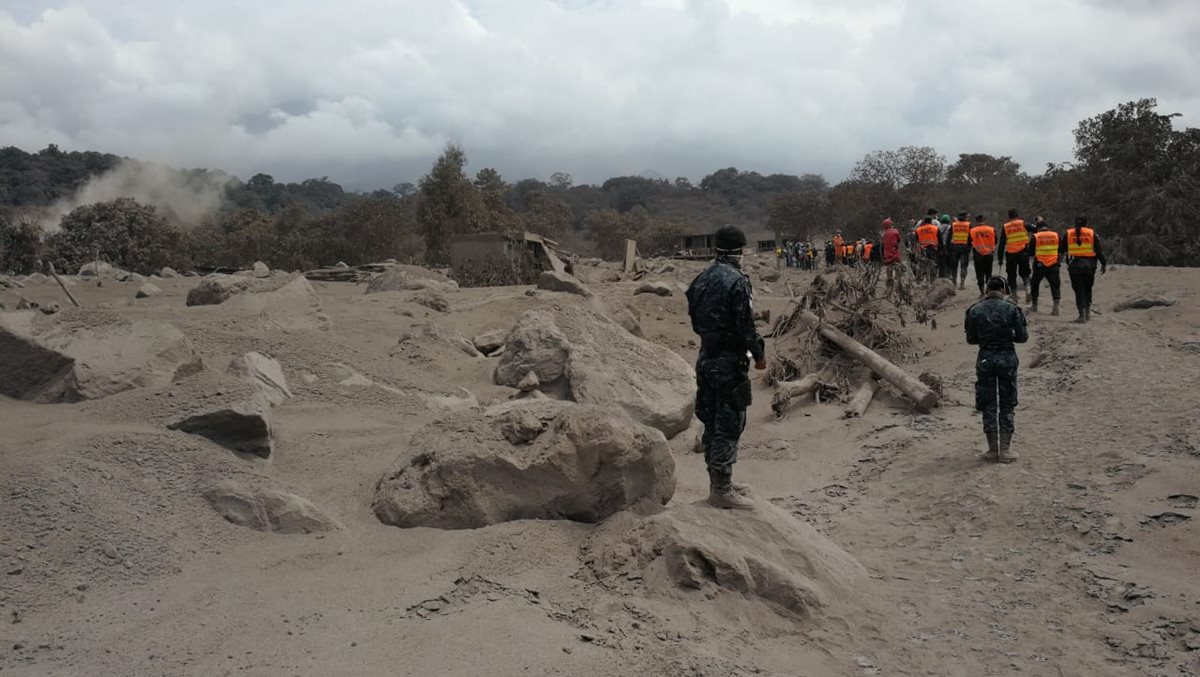 Socorristas realizan la búsqueda de víctimas en la zona de la tragedia. (Foto Prensa Libre: Erick Ávila)