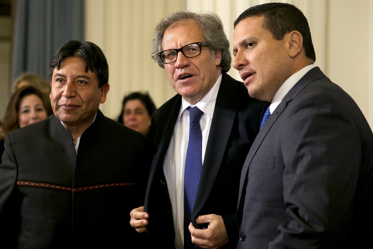 El Secretario General de la  OEA, Luis Almagro firmó  la declaratoria de apoyo a Guatemala. (Foto Prensa Libre: AP)