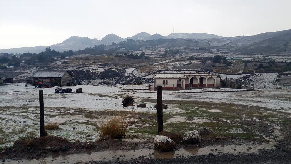 El paisaje cambió en comunidades de los Cuchumatanes, Huehuetenango, luego de granizada que cayó este jueves. (Foto Prensa Libre: Cortesía)