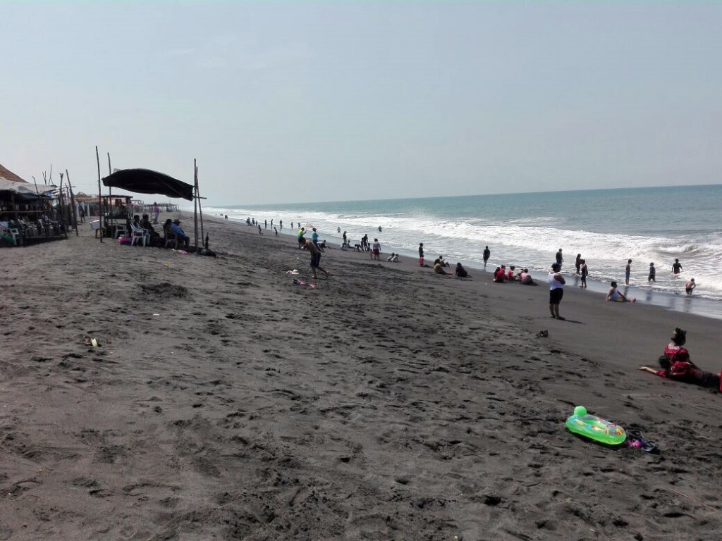 La playa de Champerico amanecía limpia, pues empleados municipales retiraban los desechos en la madrugada. (Foto Prensa Libre: Rolando Miranda)
