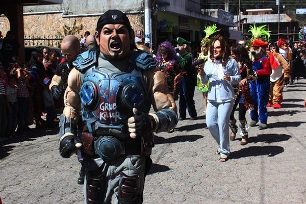 Baile de disfraces recorre  una de las calles de Tecpán Guatemala, Chimaltenango. (Foto Prensa Libre: José Rosales) <br _mce_bogus="1"/>