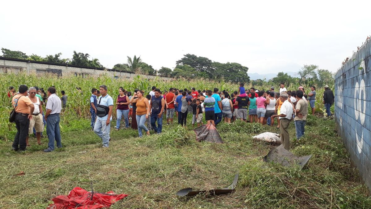 Vecinos llegaron a identificar el cadáver de la niña en un sembradío de maíz que se halla atrás de la escuela de la colonia Cañaveral 4. (Foto Prensa Libre: Enrique Paredes)