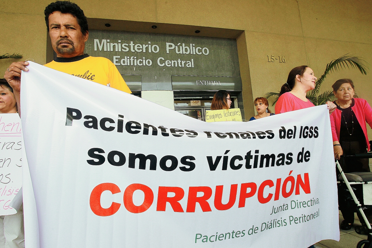 Accion Ciudadana junto a pacientes renales ,presentan una accion judicial en el MP contra del IGSS. (Foto Prensa Libre: Hemeroteca PL).