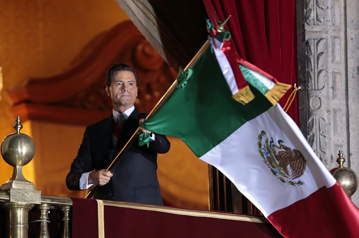 <em>El presidente de México, Enrique Peña Nieto, durante los festejos de Independencia de ese país. (Foto Prensa Libre: EFE).</em>