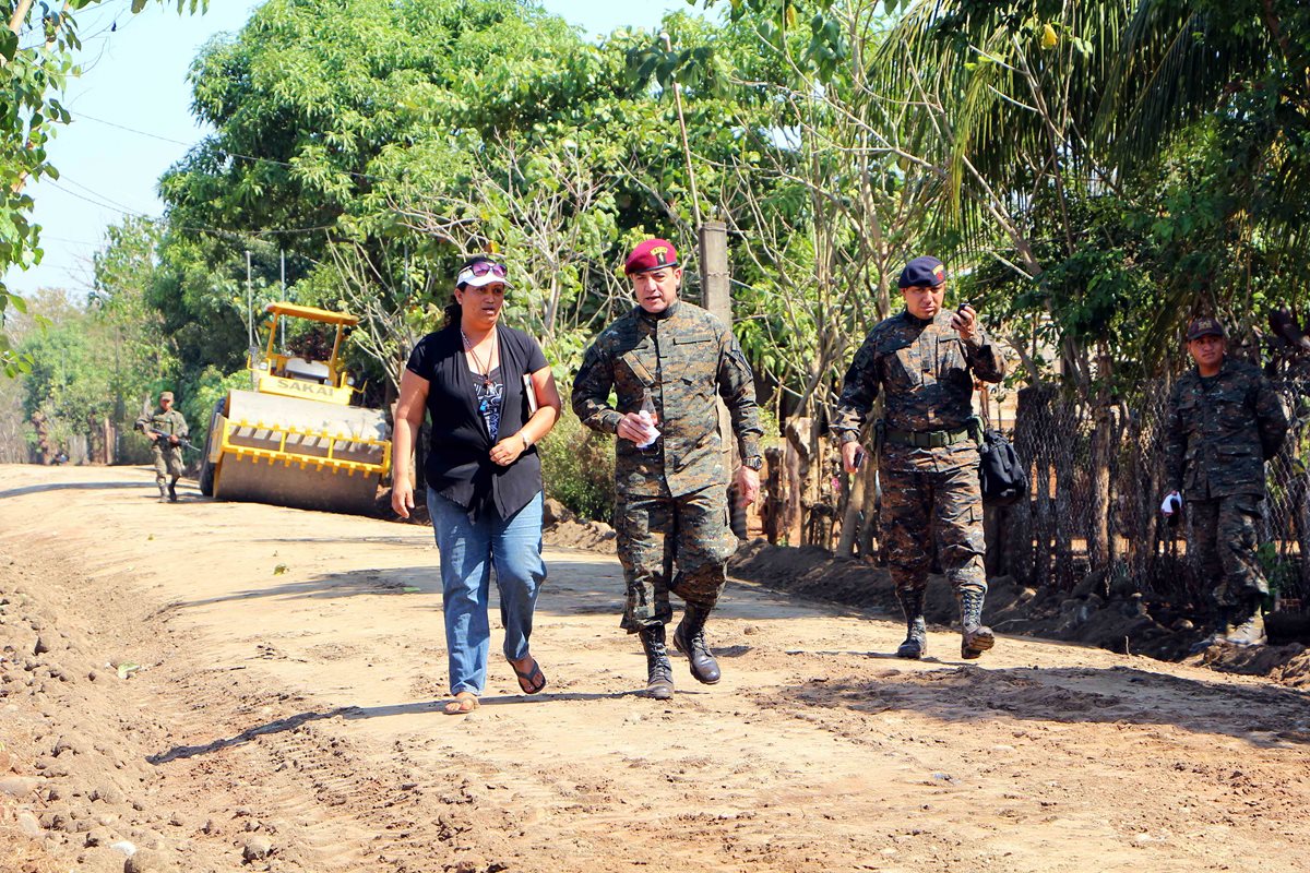 William Mansilla, ministro de la Defensa, recorre calles reparadas en la comunidad agraria San Vicente, Champerico, Retalhuleu. (Foto Prensa Libre: Rolando Miranda)