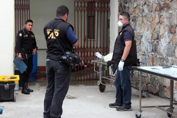 Agentes del Ministerio Público trasladaron el cadáver a la morge del INACIF en Jalapa (Foto Prensa Libre: HUGO OLIVA).