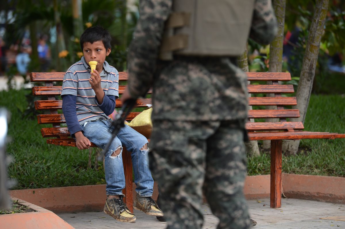 Un soldado hondureño vigila en un parque en el municipio de Marcala, departamento La Paz, fronterizo con El Salvador. (Foto Prensa Libre: AFP).