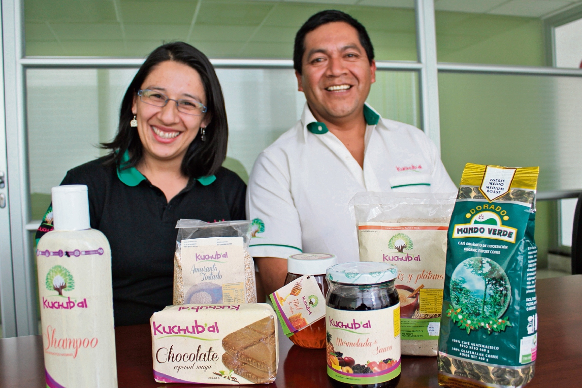 Claudia Ávila, encargada del área de comercialización de la marca, y José Luis Aguilar, coordinador de Kuchub’al.