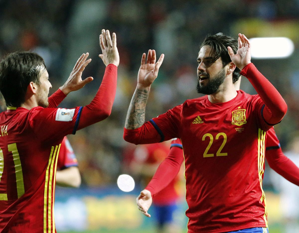 Isco Alarcón es felicitado por David Silva tras marcar el cuarto gol ante Israel. (Foto Prensa Libre: EFE)