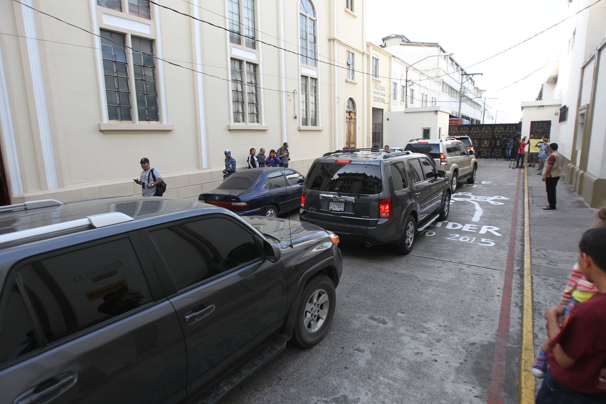 Funcionarios ingresan por el callejón Manchen a Casa Presidencial, la tarde del domingo. (Foto Prensa Libre: Hemeroteca PL)
