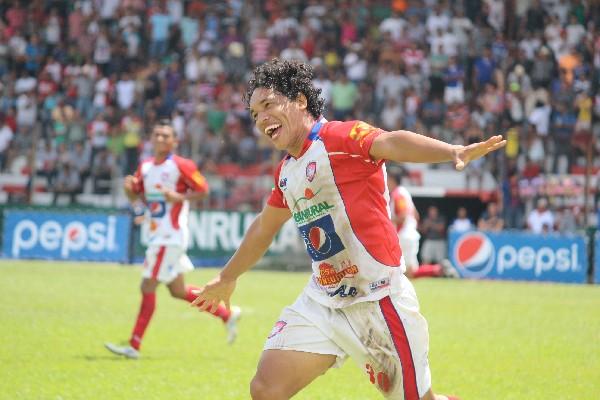 El colombiano Luis Torres encontró la igualdad con un gol marcado de cabeza, tras un tiro de esquina de Raúl González. (Foto Prensa Libre: Óscar González)