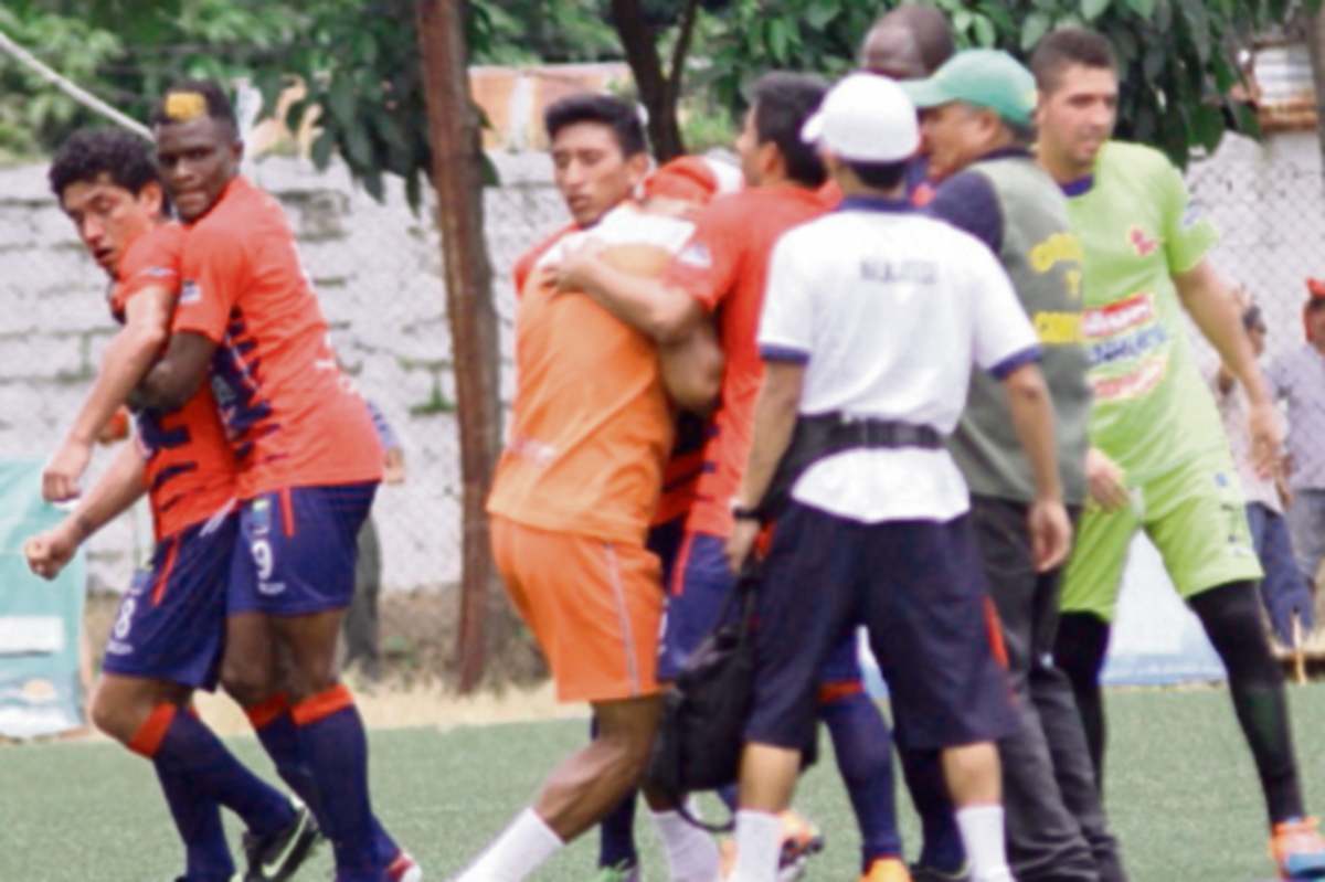 Silva y Valiente se pelearon durante el juego. (Foto Prensa Libre: Aroldo Marroquín)