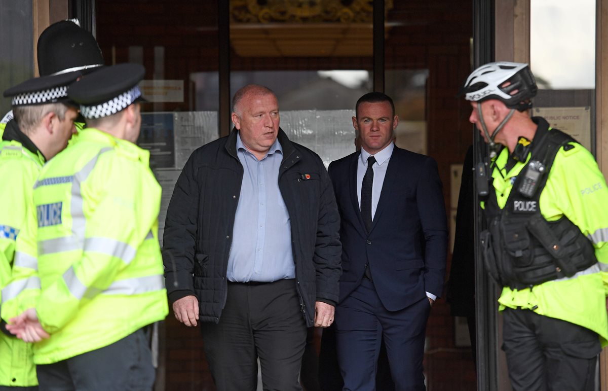 Wayne Rooney a la salida del juzgado donde fue sentenciado luego de conducir ebrio. (Foto Prensa Libre: AFP)