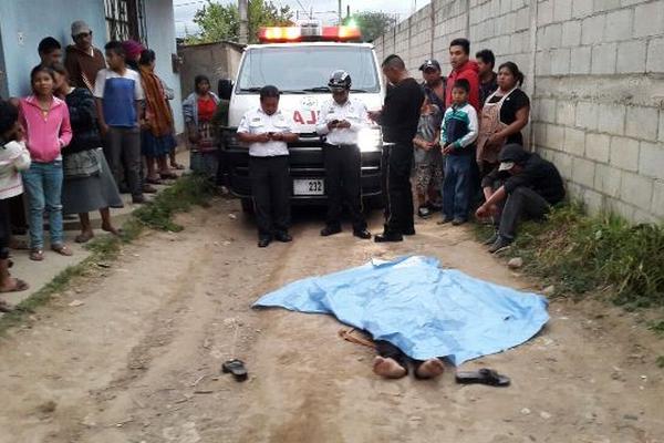 <strong> </strong>Socorristas observan el cuerpo de Blanca Elizabeth Penitu. (Foto Prensa Libre: Víctor Chamalé)