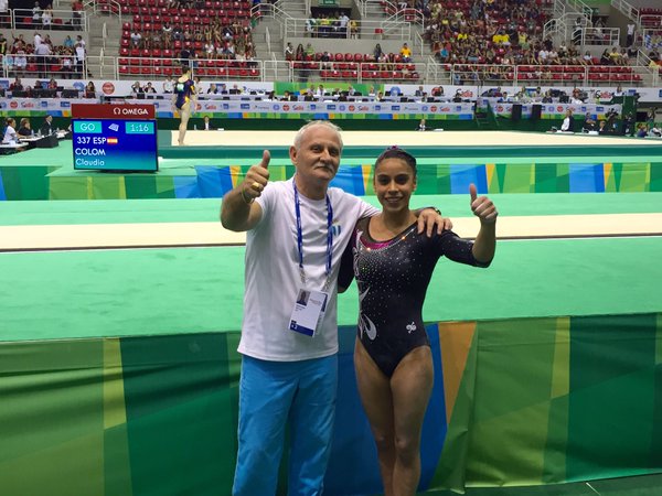 Gómez y su entrenador, Adrián Boboc, celebran la clasificación a Río. (Foto Prensa Libre: cortesía Ana Sofía Gómez)