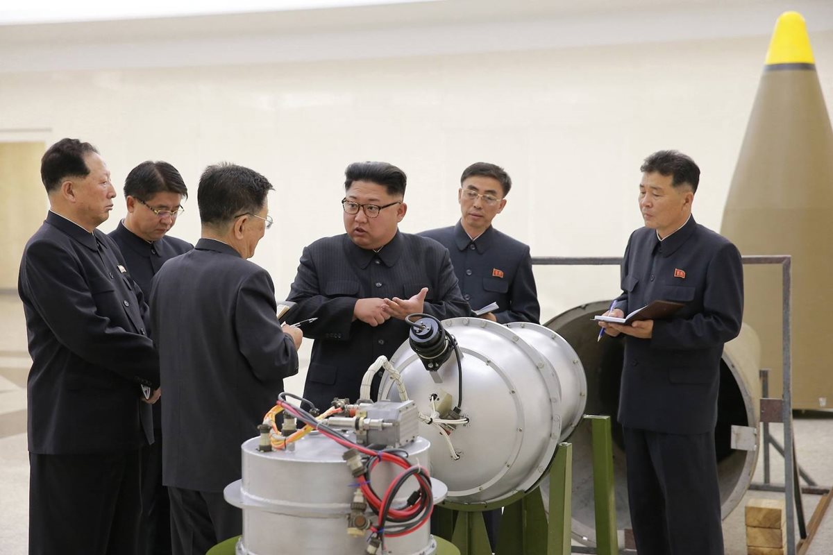 Imagen de Kim Jong-Un junto una bomba de hidrógeno, tomada en septiembre de 2017. (Foto Prensa Libre: EFE)