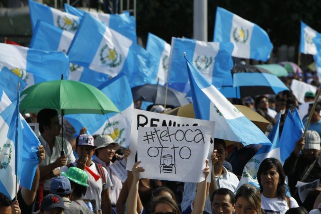Cientos de manifestantes exigieron el 27 de agsoto del 2015, la renuncia de Otto Pérez Molina de la presidencia. (Foto Prensa Libre: Hemeroteca PL)