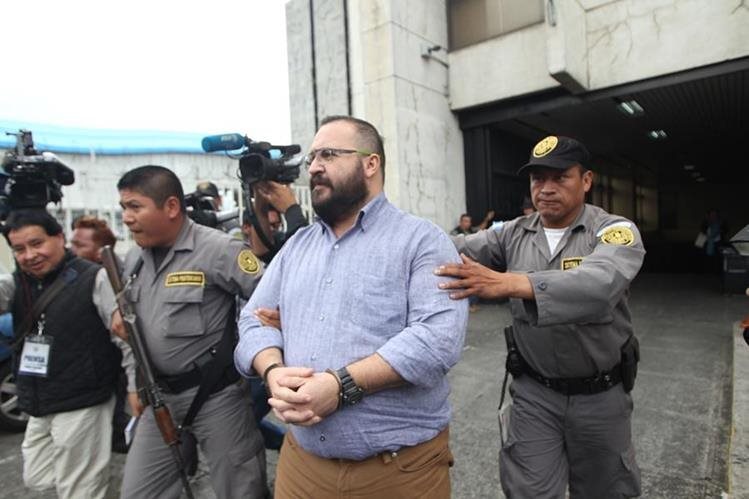 Javier Duarte durante uno de sus traslados a la Torre de Tribunales de Guatemala. (Foto Prensa Libre: Hemeroteca PL)