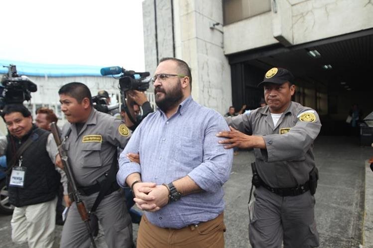 Javier Duarte durante uno de sus traslados a la Torre de Tribunales de Guatemala. (Foto Prensa Libre: Hemeroteca PL)