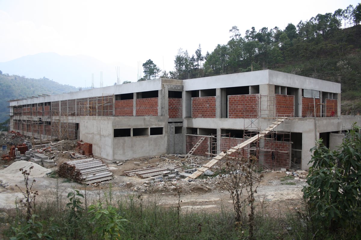 La edificación del hospital de San Pedro Necta, Huehuetenango, se encuentra abandonada. (Foto Prensa Libre: Mike Castillo)