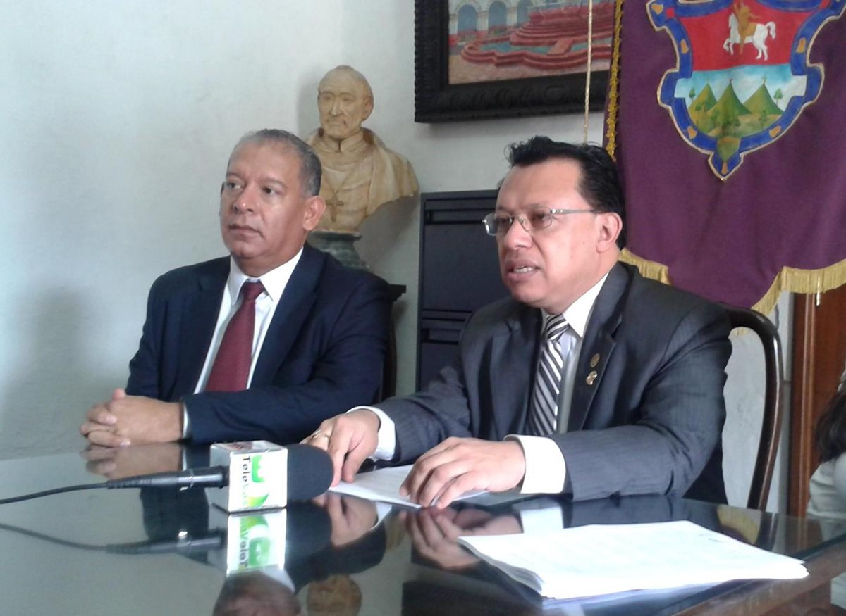 El alcalde en funciones de Antigua Guatemala, Édgar Francisco Ruiz Paredes -derecha-, es señalado de varios delitos. (Foto Prensa Libre: Municipalidad de Antigua)