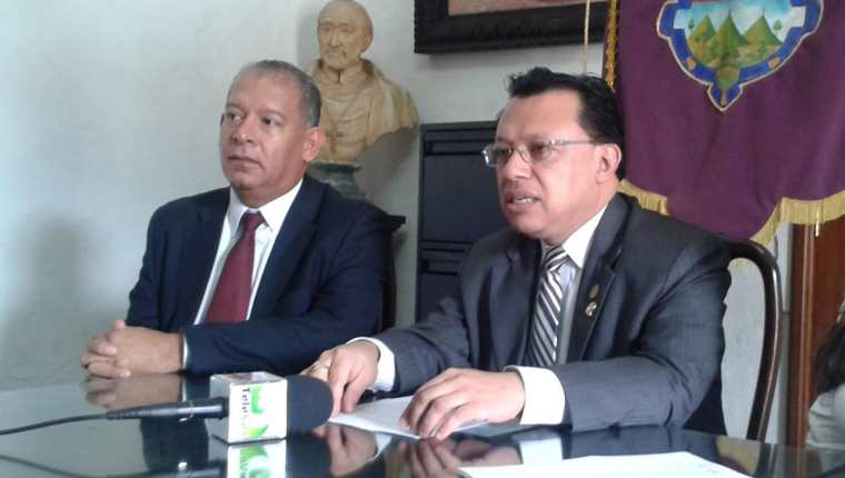 El alcalde en funciones de Antigua Guatemala, Édgar Francisco Ruiz Paredes -derecha-, es señalado de varios delitos. (Foto Prensa Libre: Municipalidad de Antigua)