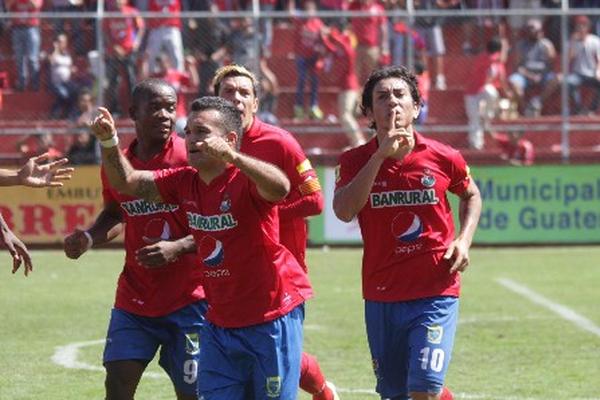Marco Ciani anotó el gol del triunfo de los rojos en el clásico 276, disputado en El Trébol. (Foto Prensa Libre: Hemeroteca PL)