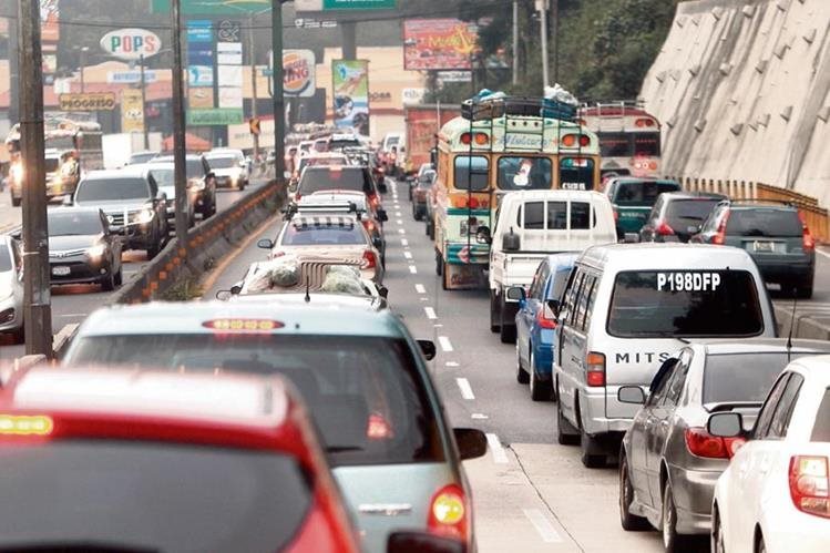 Los taxis, transporte urbano, transporte de carga, y otros son considerados vehículos de trabajo. (Foto, Prensa Libre: Hemeroteca PL).