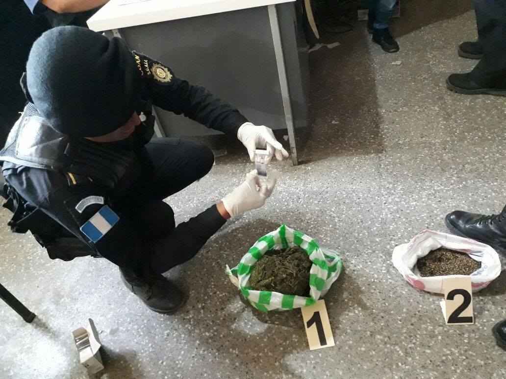 Un agente de la PNC hace una prueba a parte de la droga localizada en la Granja Penal Cantel.