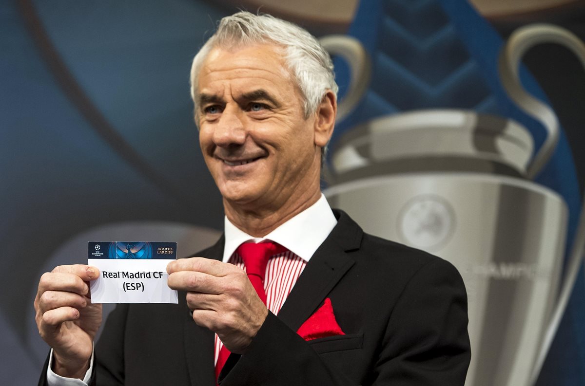 El embajador de la UEFA para la Final de la Liga de Campeones en Cardiff, Ian Rush, muestra la papeleta con el nombre del Real Madrid durante el sorteo de las semifinales. (Foto Prensa Libre: EFE)