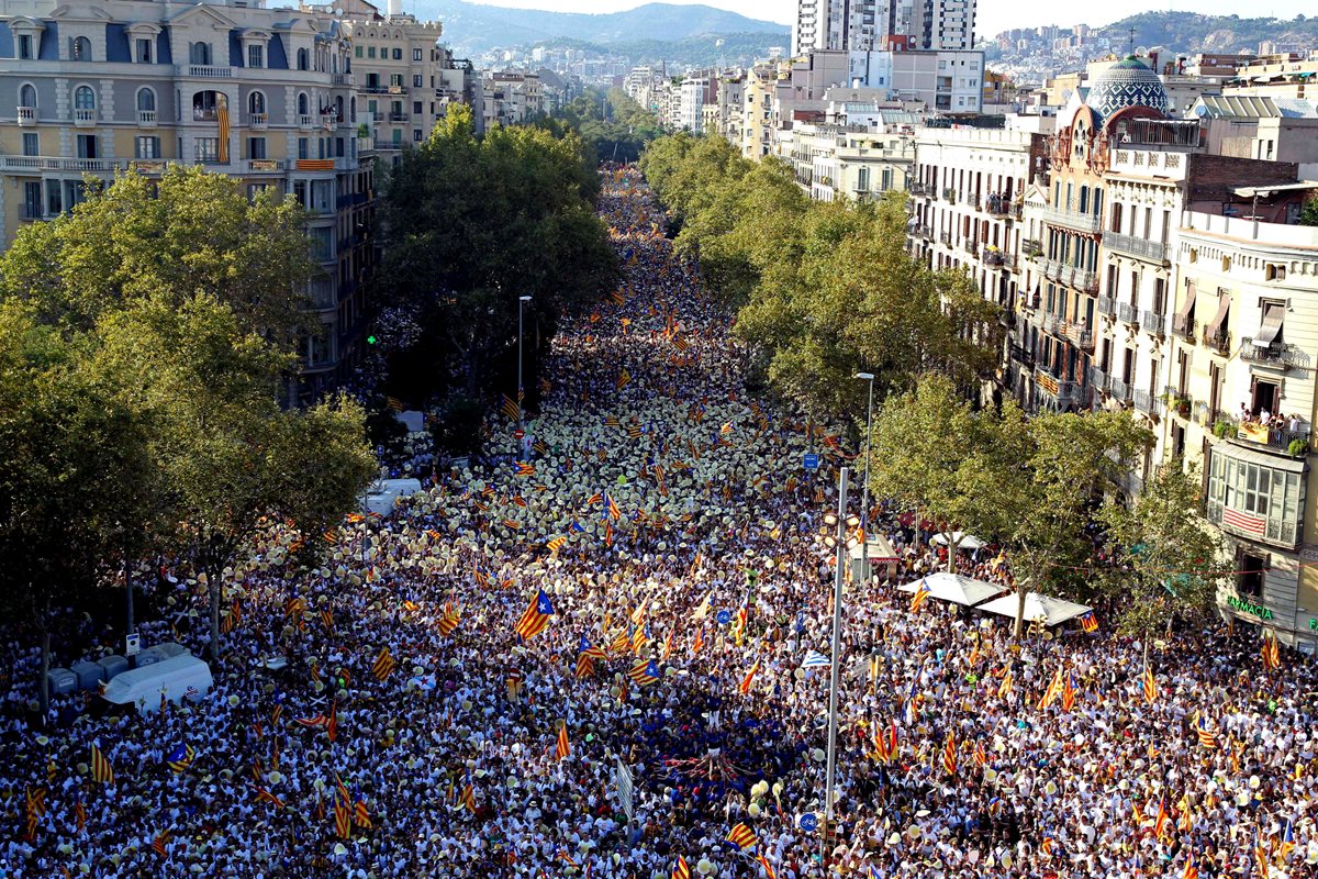 Grandes marchas en Barcelona para exigir idependencia. (Foto Prensa Libre: AFP)