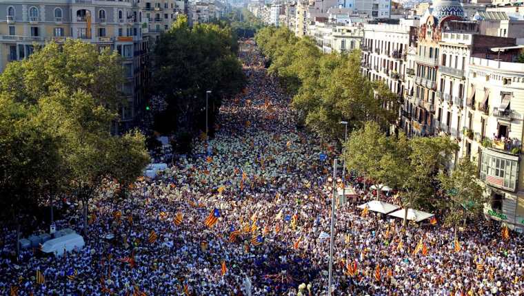 Grandes marchas en Barcelona para exigir idependencia. (Foto Prensa Libre: AFP)