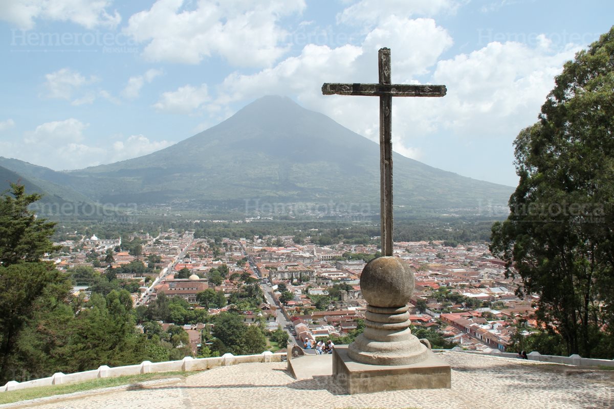 Vista panorámica de la ciudad de Antigua Guatemala desde el Cerro de la Cruz. (Foto: Hemeroteca PL)