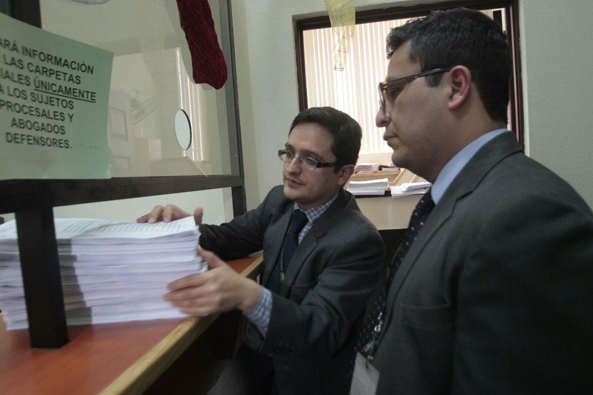 El jefe de la Feci Juan Francisco Sandoval, presenta la acusación contra Méndez Asencio ante el Juzgado de Mayor Riesgo A. (Foto Prensa Libre: Erick Ávila)