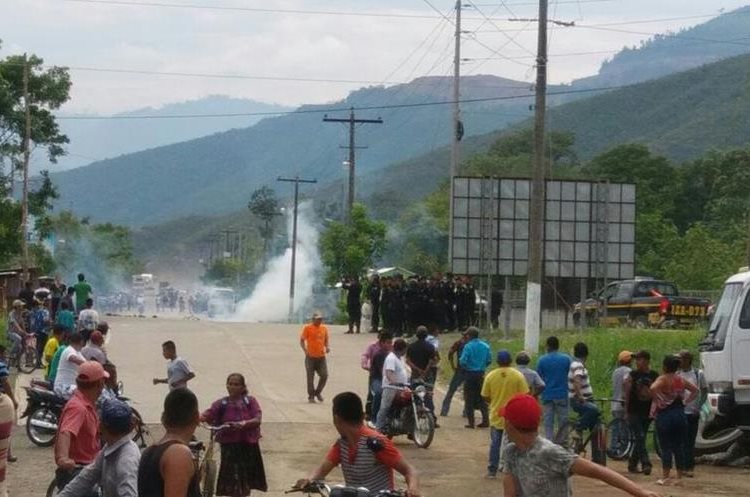 Las fuerzas de seguridad han tenido que intervenir para disolver protestas en El Estor, Izabal. (Foto Prensa Libre: Cortesía)
