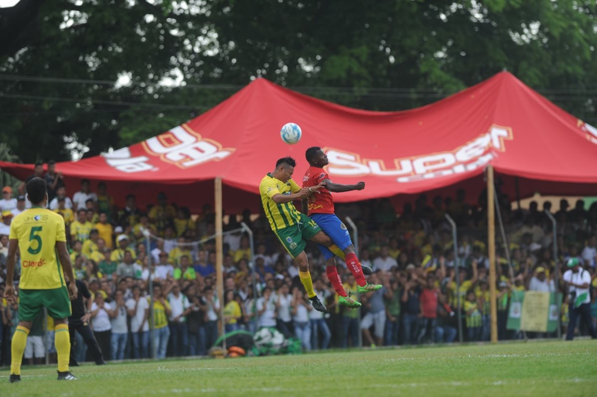 Guastatoya no pudo marcarle un gol a Municipal y llegará con mucha presión al duelo de vuelta. (Foto Prensa Libre: Edwin Fajardo)