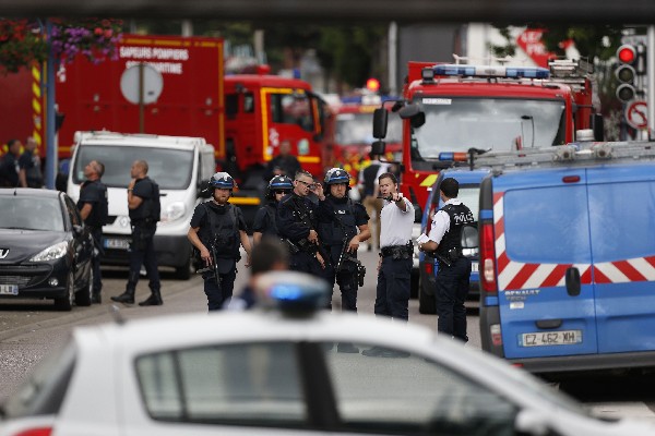 Fuerzas de seguridad francesa llegan a los alrededores de la iglesia atacada.(Foto Prensa Libre:AFP).