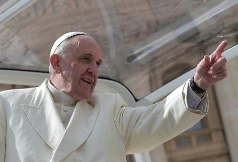 El papa Francisco saluda a la multitud durante su audiencia semanal general en la Plaza de San Pedro, en El Vaticano. (Foto Prensa Libre: AFP).