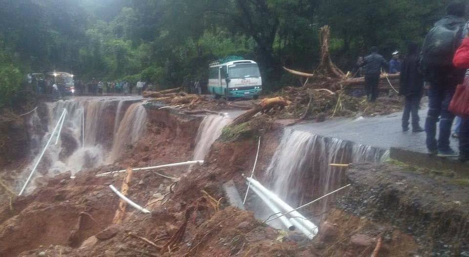 El desborde del río Chojil, en La Democracia, Huehuetenango, causó daños en la carretera. (Foto Prensa Libre: Mike Castillo)
