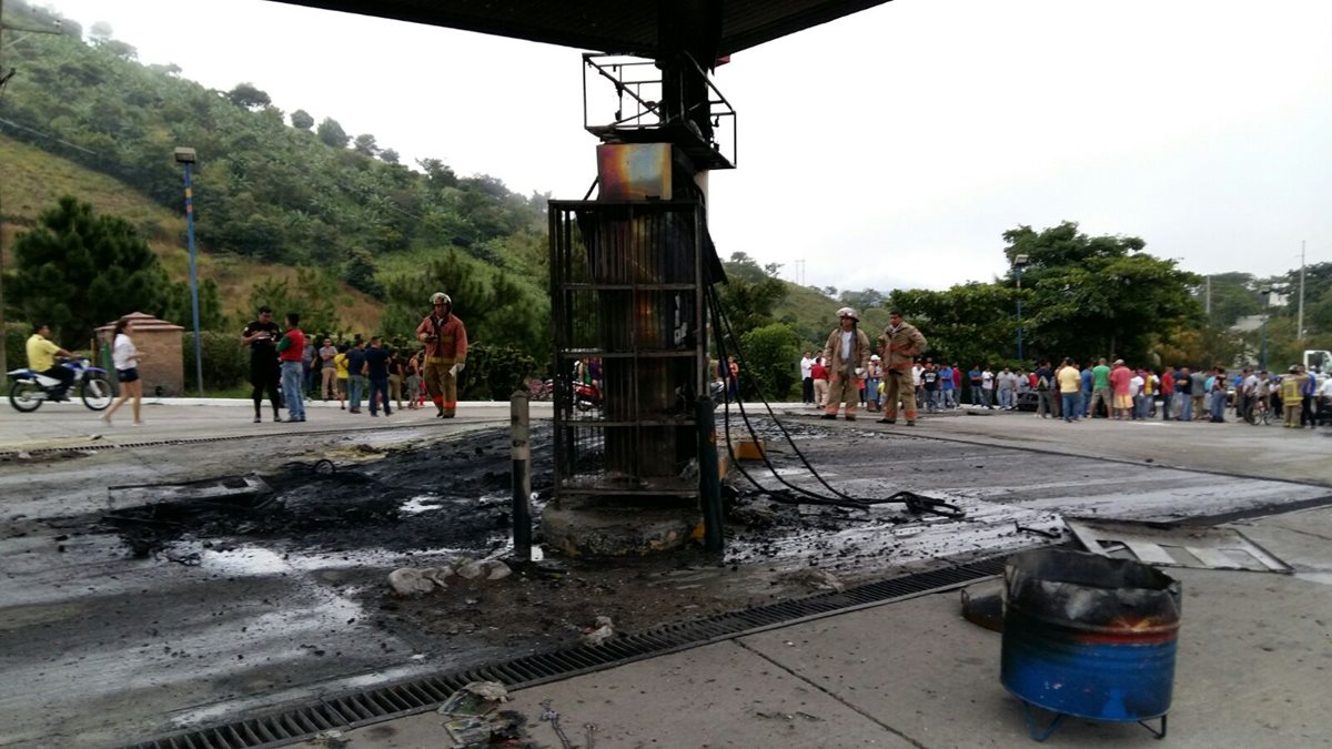 Una bomba expendedora de combustible queda destruida por incendio en El Progreso, Jutiapa. (Foto Prensa Libre: Hugo Oliva)