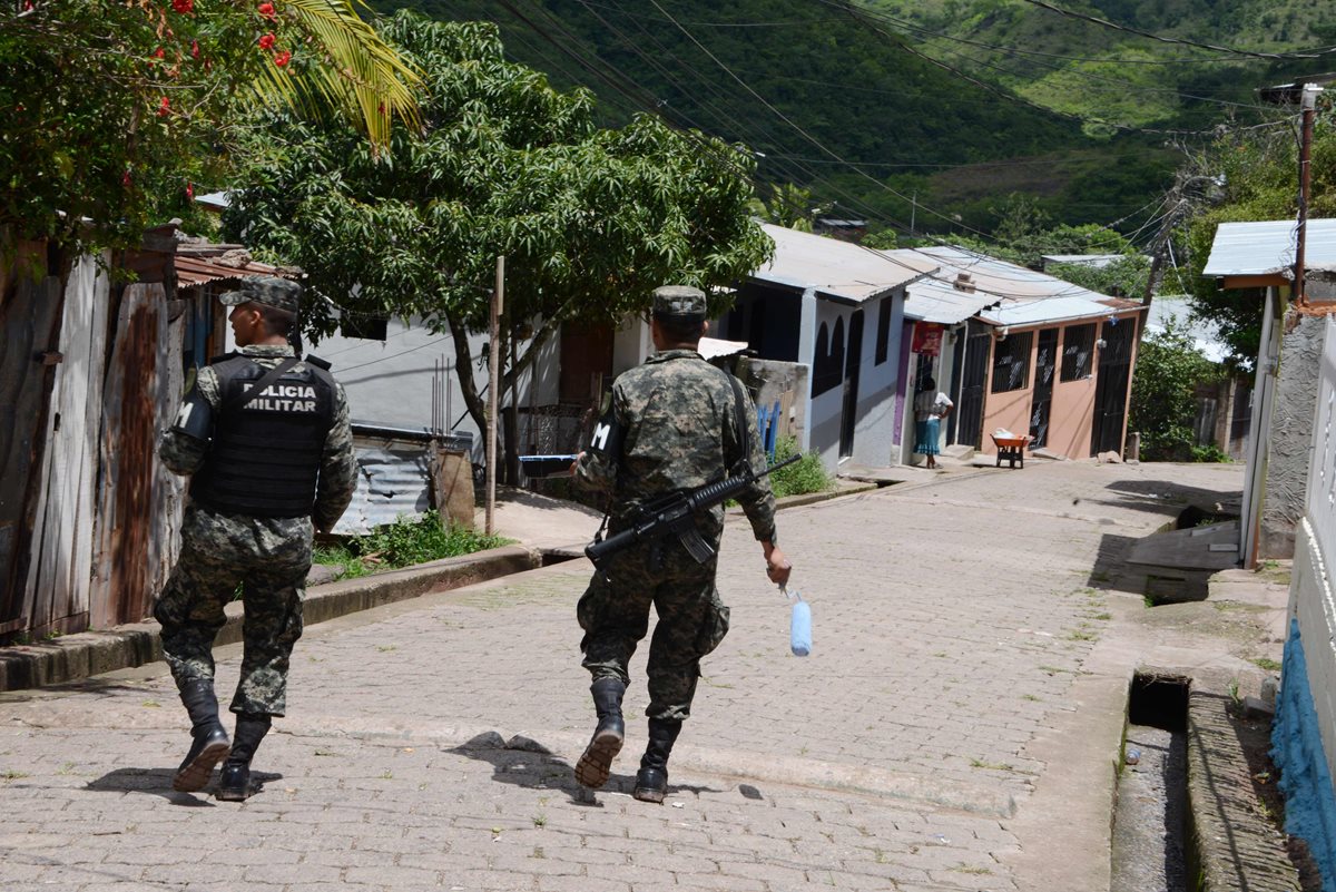 Militares vigilan un barrio hondureño acechado por las violentas pandillas. (Foto Prensa Libre: AFP).