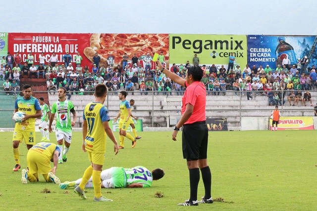 El árbitro Éver López considera la jugada del "Moyo" Contreras y Roger Bastos como fortuita. (Foto Prensa Libre: Renato Melgar)